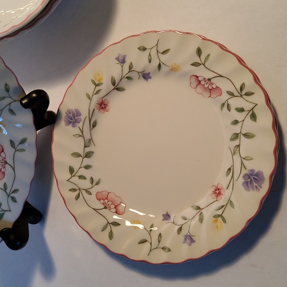 Johnson Brothers England lot of five, two cereal bowls and three dessert plates. - Picture 5 of 8